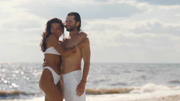 Ρομαντικό ζευγάρι ερωτευμένο στην παραλία — Αρχείο Βίντεο