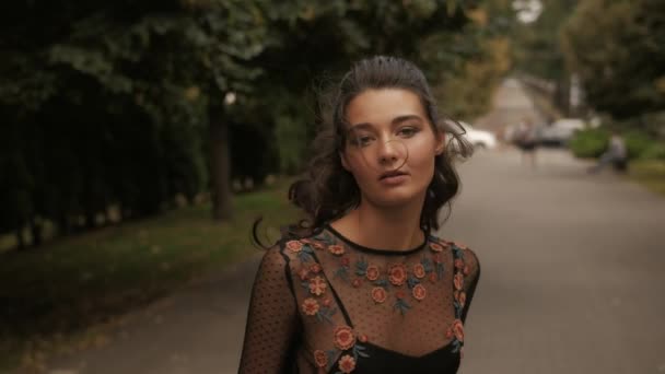 Mode Walking Woman Porträtt i svart klänning — Stockvideo