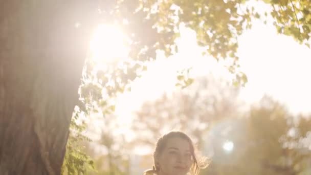 가을 공원에서 로맨틱 한 여자 — 비디오