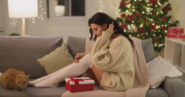 Hediye Kutusu Olan Kadın Evdeki Noel Ağacının yanında — Stok video