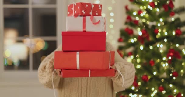Rolig jul Santa Woman med gåvor hemma — Stockvideo