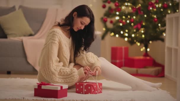 Noel ve Yeni Yıl Hediye Paketi Kış Tatillerinde Evde Kadın — Stok video