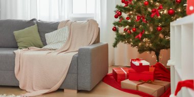 Noel Evi İçi. Noel Ağacı, Kanepe ve Hediyelik Kutuları olan Şık Oturma Odası