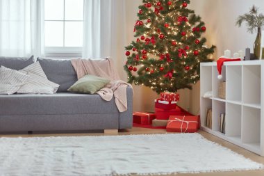 Noel Evi İçi. Noel Ağacı, Kanepe ve Hediyelik Kutuları olan Şık Oturma Odası