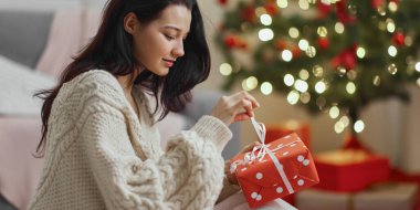 Hediyelik Kutusunda Hediyeli Kadın Evdeki Noel Ağacı 'nın yanında.