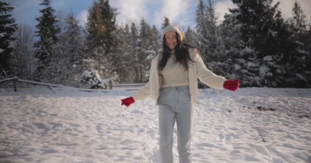 冬服の女が森の中で雪を投げる — ストック動画