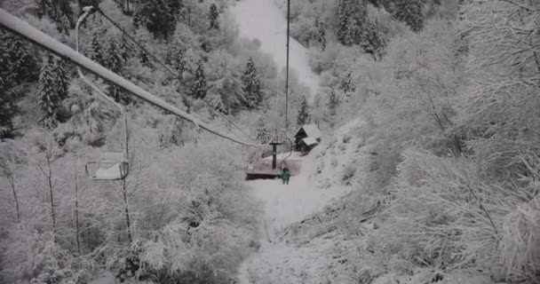 Escena de invierno, vista del bosque de pinos nevados y funicular de esquí en las montañas — Vídeo de stock