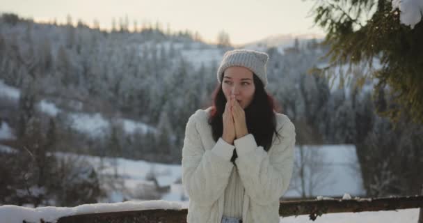 Kışın Giyinen Kadın Karlı Dağlara ve Köye Karşı Açık Giyiniyor — Stok video