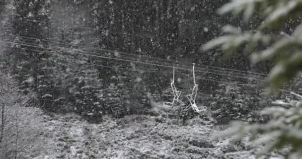 Scena zimowa, Widok na Snowy sosnowy las i Ski Funicular w górach — Wideo stockowe