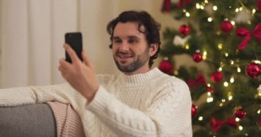 Yeni Yıl Kutlaması Evde Noel Ağacı Yakınları, Akıllı Telefon için Video Araması Tebrik Edildi