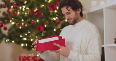 Hediyelik Kutusunda Hediyeli Adam Evdeki Noel ağacının yanında.