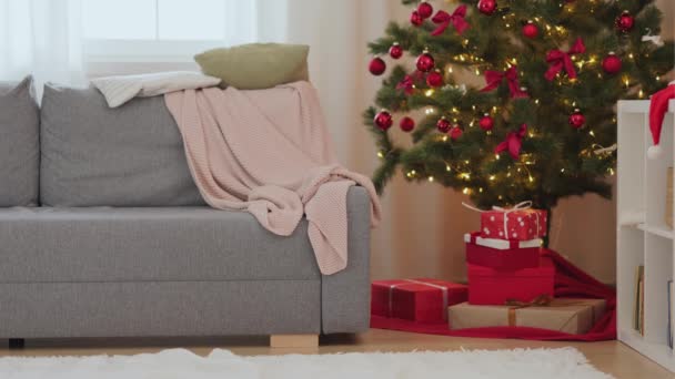 Kerst Binnenlandse Zaken. Stijlvolle woonkamer met kerstboom, bank en geschenkdozen met cadeautjes — Stockvideo