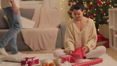 Noel ve Yeni Yıl Hediye Paketi Kış Tatillerinde Evde Çiftler Tarafından