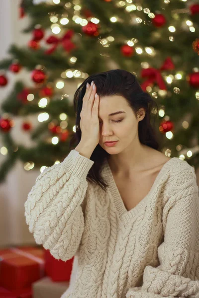Плохой рождественский подарок - разочарованная и несчастная женщина во время зимних каникул дома — стоковое фото