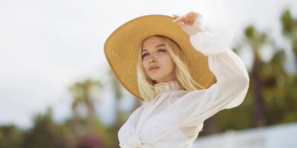 Mujer en elegante traje de playa al aire libre contra palmeras en el fondo durante las vacaciones de verano — Foto de Stock