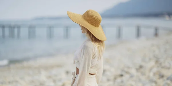 Donna in elegante abito da spiaggia all'aperto sullo sfondo del mare durante le vacanze estive — Foto Stock