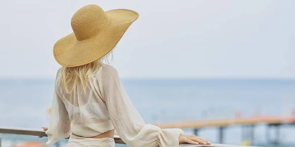 Donna in elegante abito da spiaggia all'aperto sullo sfondo del mare durante le vacanze estive — Foto Stock