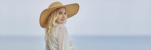 Vrouw in elegant strand outfit buiten tegen zee achtergrond tijdens de zomer vakanties — Stockfoto