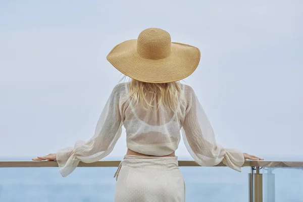 Vue arrière de la femme en tenue élégante de plage en plein air contre fond de mer pendant les vacances d'été — Photo