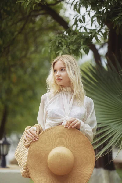 Elegante donna bionda in romantico abito primaverile nel parco. — Foto Stock