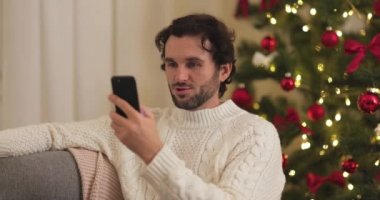 Yeni Yıl Kutlaması Evde Noel Ağacı Yakınları, Akıllı Telefon için Video Araması Tebrik Edildi