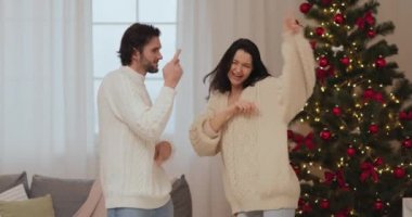 Evde Yeni Yıl Kutlaması yapan Komik Dans Eden Çift Noel Ağacı.