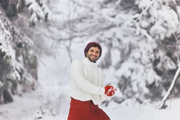 Man játszik téli játék, dobás hógolyó Mountain Forest szabadban — Stock Fotó