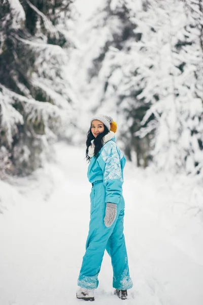 Mulher de terno de esqui na floresta nevada durante as férias de inverno ao ar livre — Fotografia de Stock