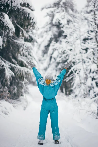 Mulher de terno de esqui na floresta nevada durante as férias de inverno ao ar livre — Fotografia de Stock
