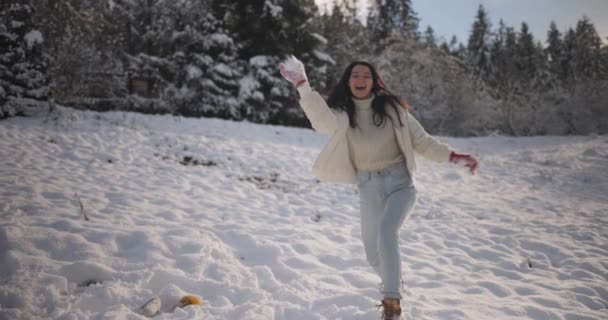 Γυναίκα Παίζοντας Χειμερινό Παιχνίδι, Ρίχνει Χιονόμπαλα στο Mountain Forest Υπαίθριες — Αρχείο Βίντεο