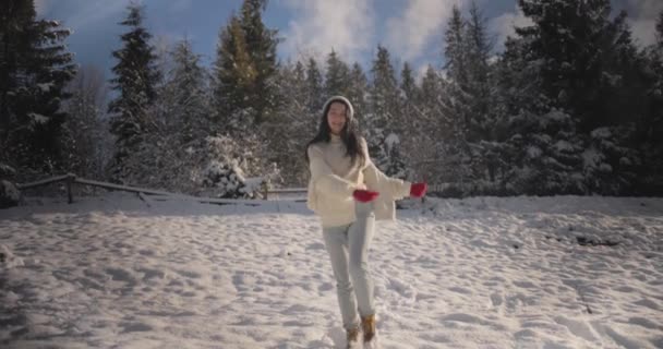 Žena v zimním oblečení Pozvednuté ruce venku v lese — Stock video
