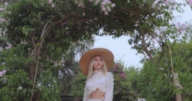 Romantik Bahar Giysisinde Şık Sarışın Kadın Parkta.