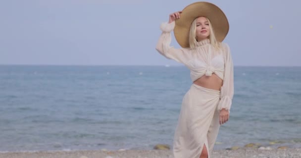 Mujer en elegante traje de playa al aire libre contra el fondo del mar durante las vacaciones de verano — Vídeo de stock
