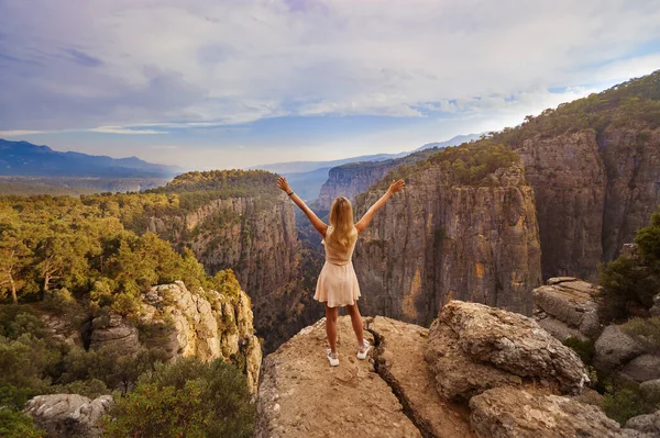 Tourist Woman on the edge of a cliff of Tazi Canyon in Manavgat, Antalya, Turkey. Greyhound Canyon, Wisdom Valley. — Fotografia de Stock