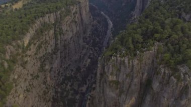 Doğal mucize, Dağlar Vadisi manzarası, Büyük Kayalıklar ve Kayalar üzerinde uçan insansız hava aracı, jeolojik harikalar. Kuş bakışı 4K. Tazi kanyonu, Türkiye