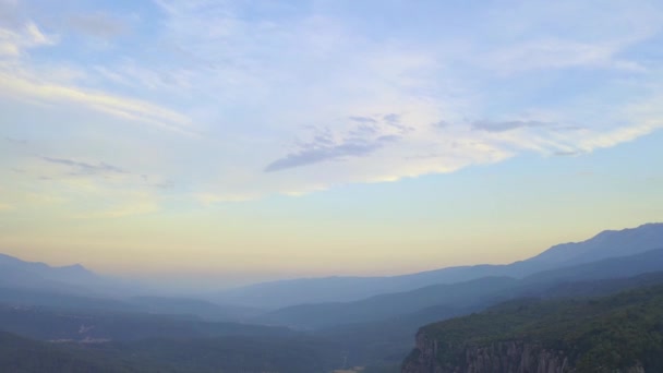 Milagro natural, paisaje del valle de las montañas, vuelo aéreo del dron sobre el acantilado enorme y las rocas, maravilla geológica. Vista de pájaro 4k. Cañón Tazi, Turquía — Vídeos de Stock