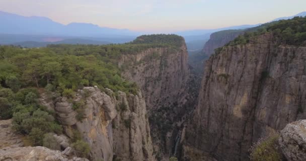 自然の奇跡は、山の谷の風景は、巨大な崖や岩、地質学的な不思議以上の航空機のドローン飛行。鳥の目のビュー4k.トルコのタージ峡谷 — ストック動画