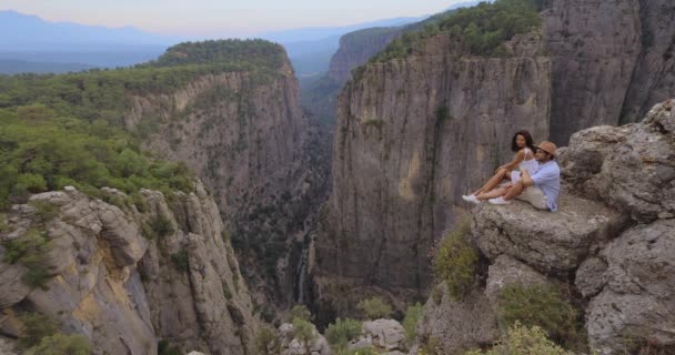 Tourist couple on the edge of a cliff of Tazi Canyon in Manavgat, Antalya, Turkey. Greyhound Canyon, Wisdom Valley. — 图库视频影像