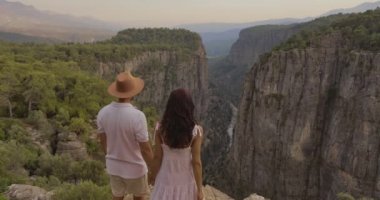 Antalya 'nın Manavgat kentinde Tazi Kanyonu' nun kıyısındaki bir uçurumun kenarındaki turist çift. Greyhound Kanyonu, Bilgelik Vadisi.