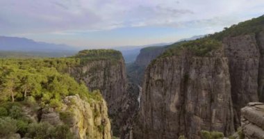 Doğal mucize, Dağlar Vadisi manzarası, Büyük Kayalıklar ve Kayalar üzerinde uçan insansız hava aracı, jeolojik harikalar. Kuş bakışı 4K. Tazi kanyonu, Türkiye