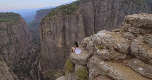 Tourist woman on the edge of the mountain cliff of Tazi Canyon in Manavgat, Antalya, Turkey. Greyhound Canyon, Wisdom Valley. — Stockvideo