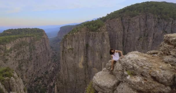 Donna turistica ai margini della scogliera montuosa del Tazi Canyon a Manavgat, Antalya, Turchia. Greyhound Canyon, Valle della Sapienza. — Video Stock