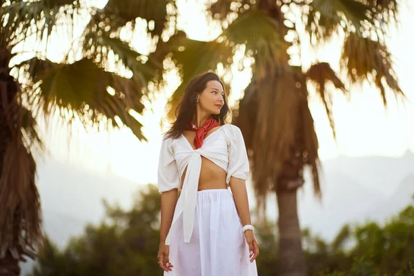 Nő Elegáns Beach Outfit Outdoor ellen Palm Fák a háttérben alatt nyári vakációk — Stock Fotó