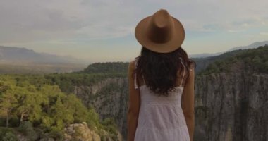 Antalya 'nın Manavgat kentinde Tazi Kanyonu' nun kıyısındaki bir uçurumun kenarındaki turist kadın. Greyhound Kanyonu, Bilgelik Vadisi.