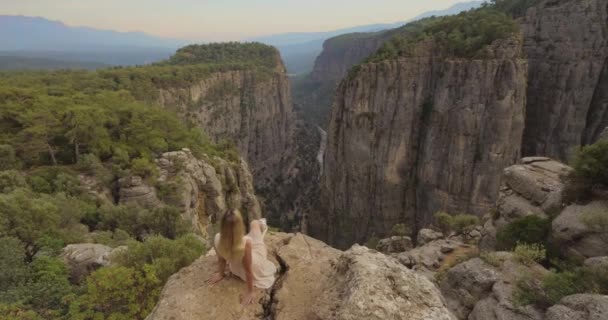 Toeristische vrouw aan de rand van een klif van Tazi Canyon in Manavgat, Antalya, Turkije. Greyhound Canyon, Wisdom Valley. — Stockvideo