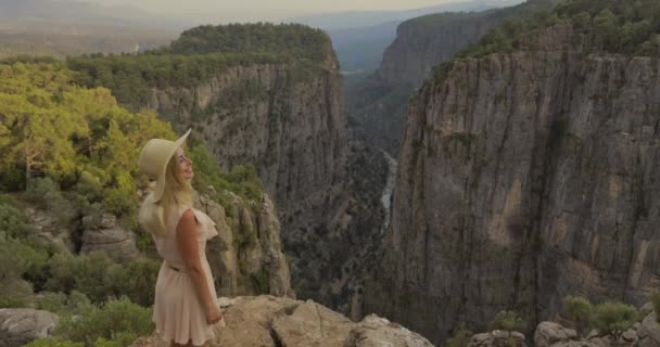 Туристична жінка на краю каньйону Тазі в Манавгаті, Анталія, Туреччина. Каньйон Грейхаунд, Долина мудрості.. — стокове відео