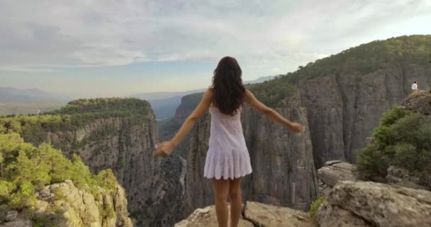 Туристическая женщина на краю скалы каньона Тази в Манавгате, Анталья, Турция. Грейхаунд-Каньон. — стоковое видео