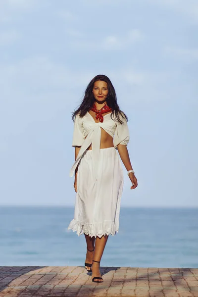 Femme en tenue élégante de plage en plein air contre fond de mer pendant les vacances d'été — Photo