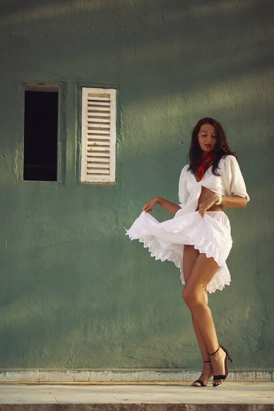 Táncoló nő elegáns nyári ruha szabadban ellen ház háttér — Stock Fotó