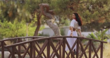 Zarif Yaz Elbiseli Kadın Parkta Açık havada